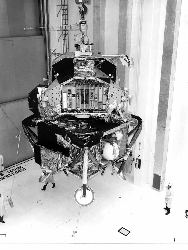Illustration for article titled Amazing photos from NASA's vaults show how they assembled Apollo 11